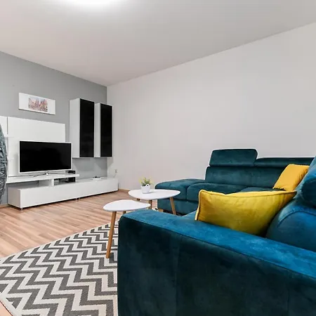 Peaceful Near Old Town Apartment *